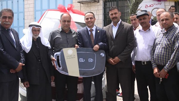 بنك القدس يسلم الفائز من عتيل سيارة "هيونداي"